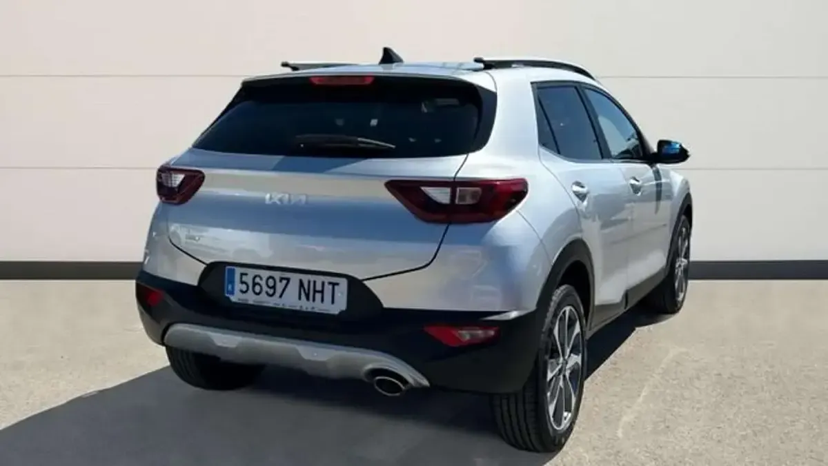 Usado Kia Stonic Style 101 CV (74 kW) 2025 Plateado SUV