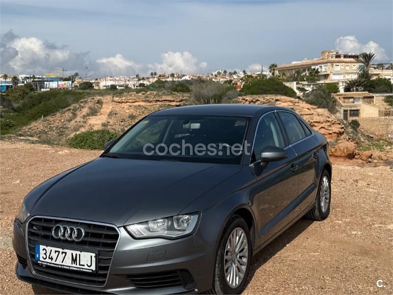 Usado Audi A3 Attraction 110 CV (80 kW) 2015 Gris / plata Berlina