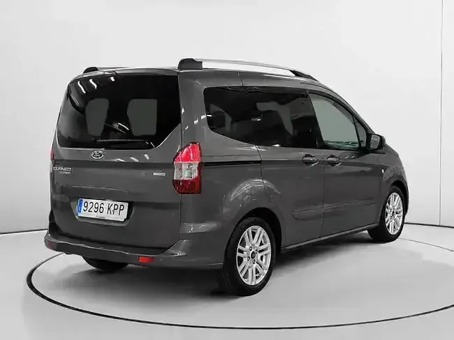 Usado Ford Tourneo Courier Titanium 100 CV (73 kW) 2018 Gris Monovolumen