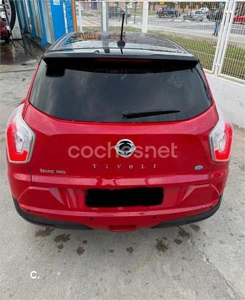 Usado Ssangyong (KGM) Tivoli Limited 115 CV (84 kW) 2016 Rojo SUV