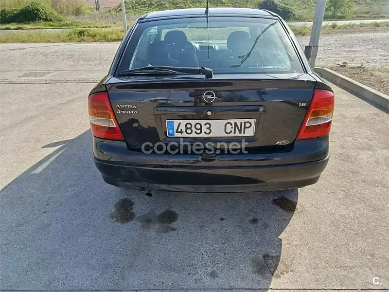 Usado Opel Astra Club 84 CV (61 kW) 2003 Negro Berlina