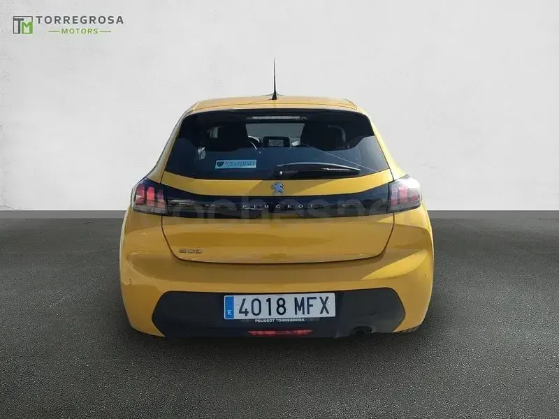 Usado Peugeot 208 Active 100 CV (73 kW) 2023 Amarillo Utilitario