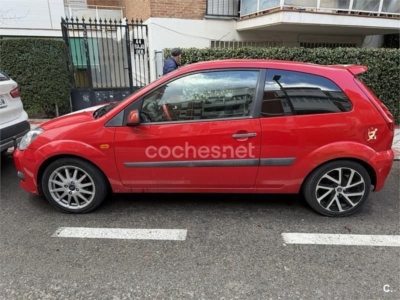 Usado Ford Fiesta 100 CV (73 kW) 2006 Rojo Utilitario