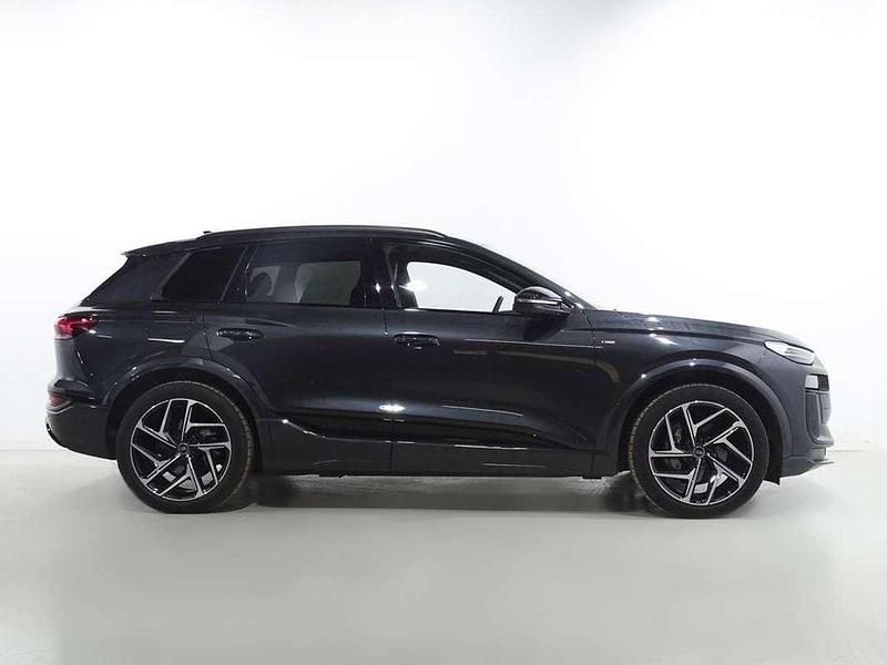 Usado Audi Q6 e-tron Performance 225 kW (306 CV) 2025 Gris SUV