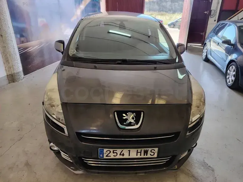 Usado Peugeot 5008 Active 115 CV (84 kW) 2014 Gris / plata Monovolumen