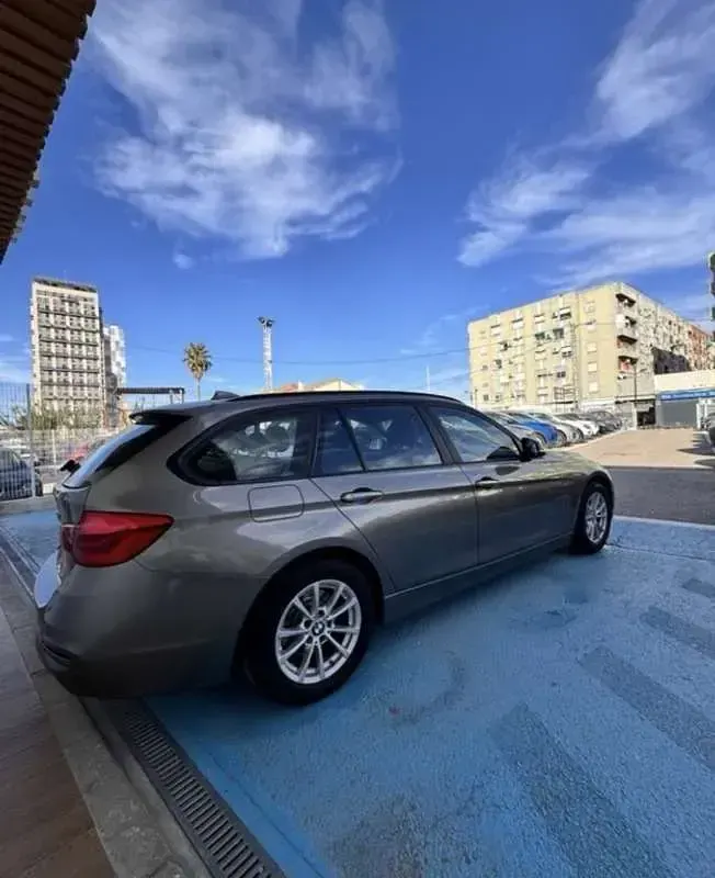 Usado BMW 318 150 CV (110 kW) 2019 Gris Familiar