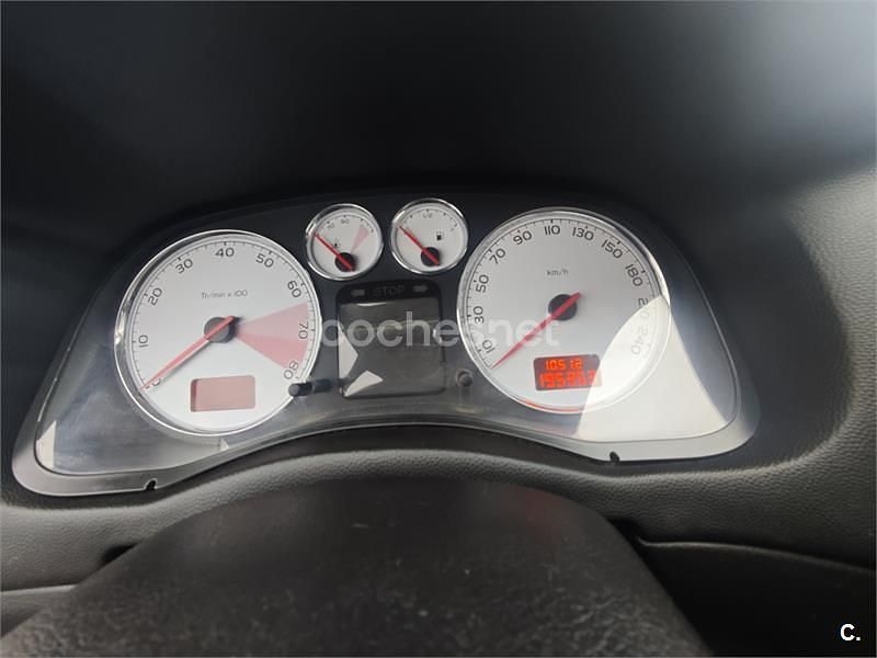 Usado Peugeot 307 CC 110 CV (80 kW) 2006 Rojo Descapotable