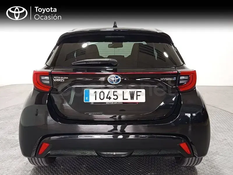 Usado Toyota Yaris Hybrid Style 116 CV (85 kW) 2022 Negro Berlina