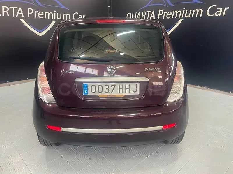 Usado Lancia Ypsilon 75 CV (55 kW) 2011 Granate Utilitario