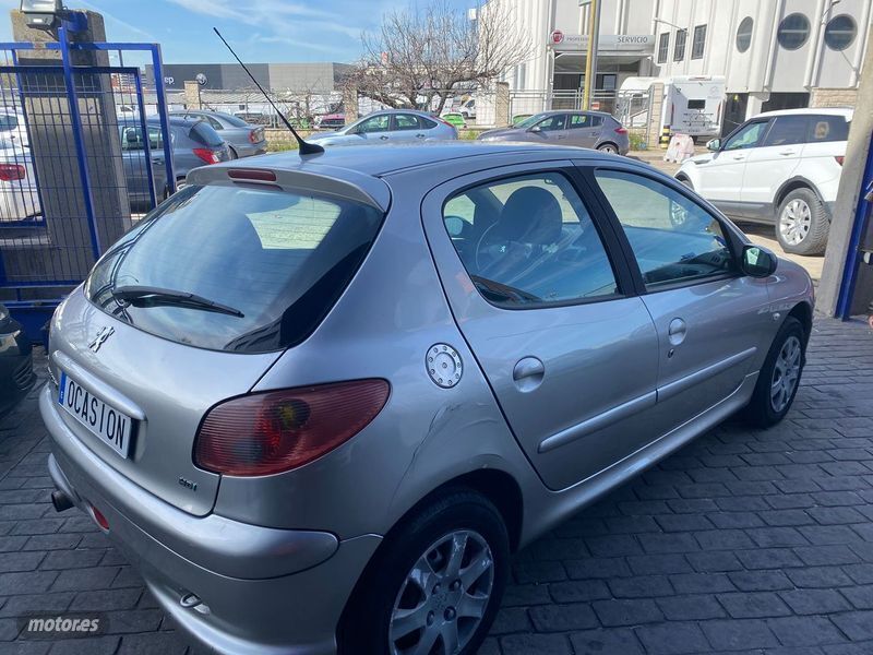Usado Peugeot 206 70 CV (51 kW) 2007 Gris Berlina