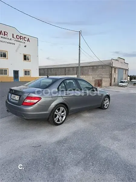 Usado Mercedes C200 136 CV (100 kW) 2009 Gris / plata Berlina