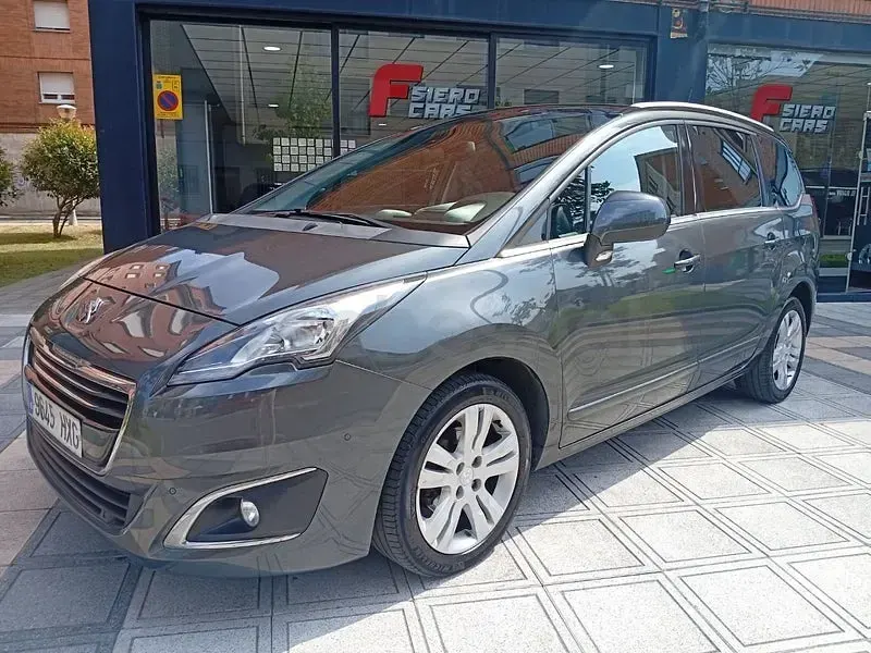 Usado Peugeot 5008 Allure 115 CV (84 kW) 2014 Gris / plata Monovolumen