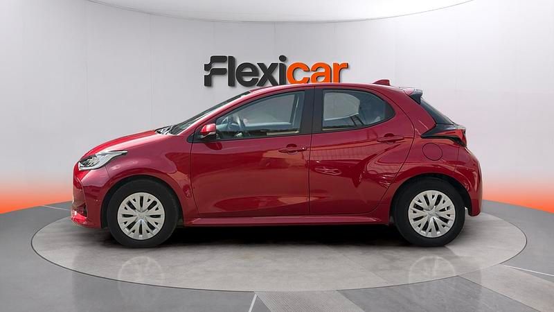 Usado Toyota Yaris Hybrid Active 116 CV (85 kW) 2023 Granate Berlina