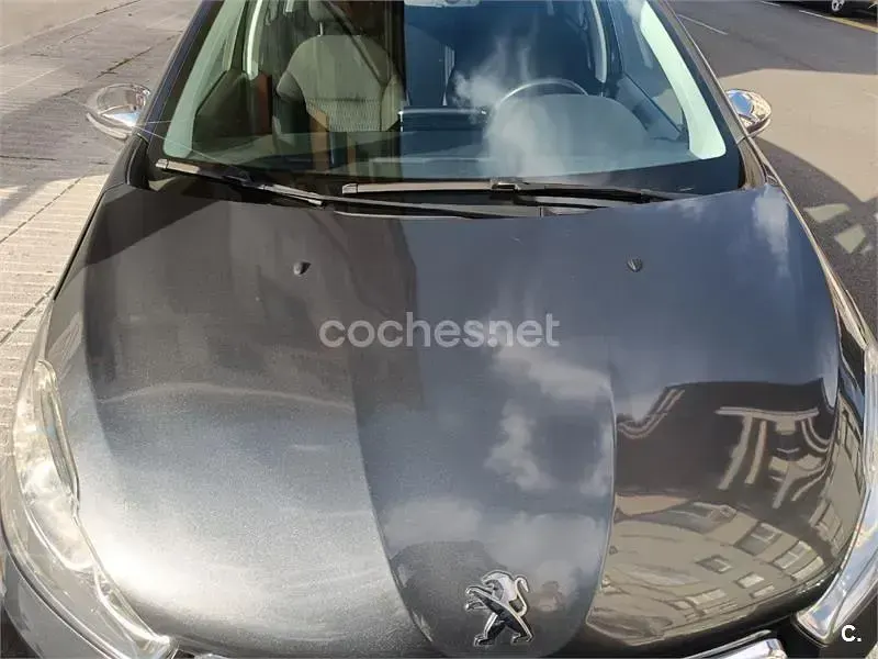 Usado Peugeot 208 Style 68 CV (50 kW) 2014 Gris / plata Utilitario