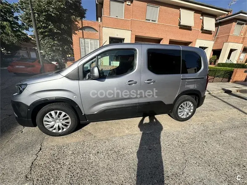 Usado Peugeot Rifter Active 100 CV (73 kW) 2020 Gris / plata Monovolumen
