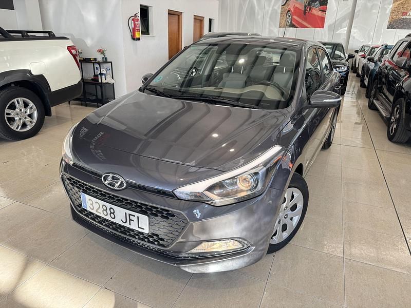 Gris Usado 2015 Hyundai i20 Utilitario | 9499 € (Precio justo) - Imagen 1/4