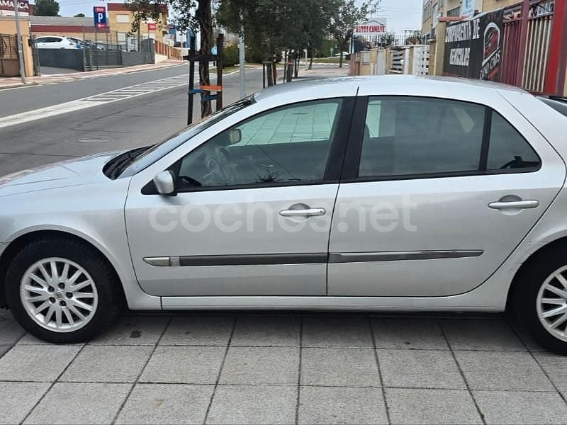 Usado Renault Laguna III Dynamique 130 CV (95 kW) 2007 Gris / plata Berlina