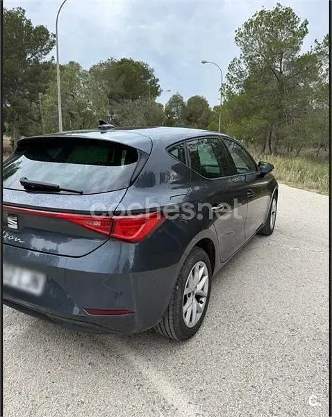 Usado Seat Leon Style 130 CV (95 kW) 2020 Gris / plata Berlina