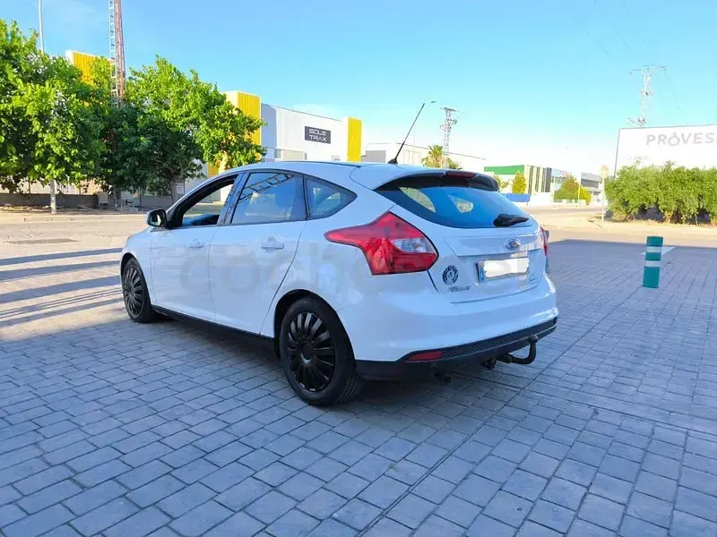 Usado Ford Focus 95 CV (69 kW) 2011 Blanco Berlina