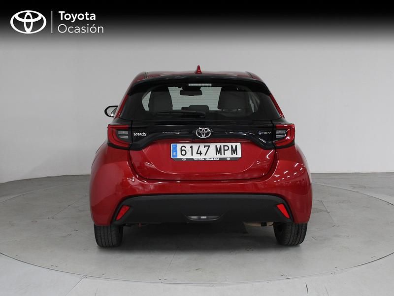 Usado Toyota Yaris Hybrid Active 116 CV (85 kW) 2024 Rojo Berlina