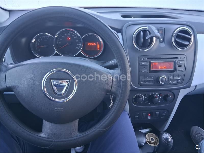 Usado Dacia Logan Ambiance 75 CV (55 kW) 2014 Gris / plata Berlina