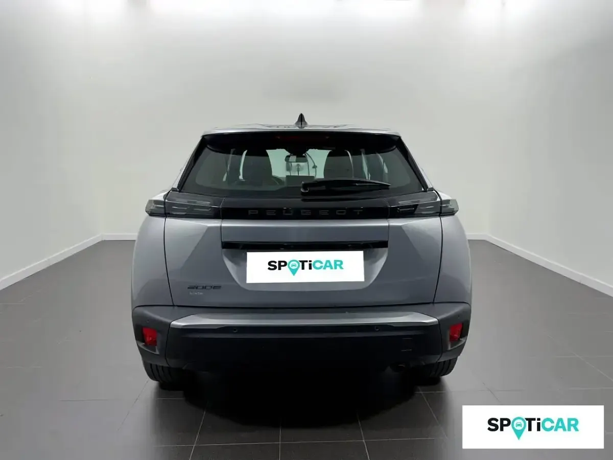 Usado Peugeot 2008 Active 100 CV (73 kW) 2024 Gris SUV