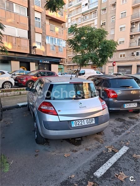 Usado Renault Mégane II Dynamique 105 CV (77 kW) 2008 Gris / plata Berlina