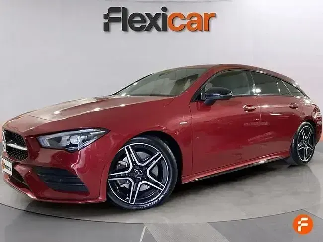 Usado Mercedes CLA200 Shooting Brake 150 CV (110 kW) 2021 Rojo Familiar