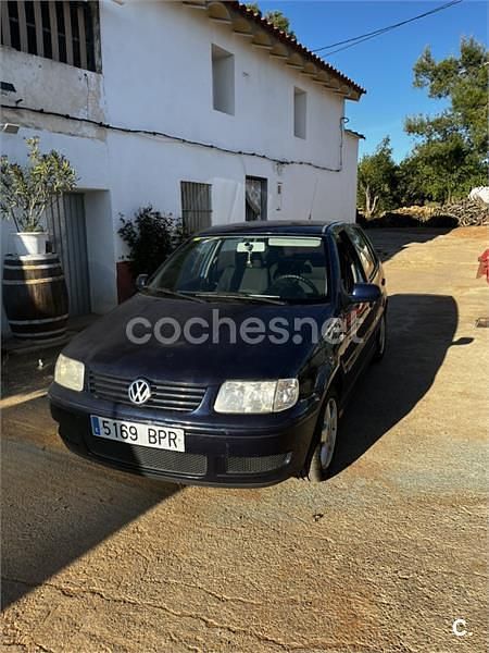 Usado VW Polo Conceptline 64 CV (47 kW) 2002 Azul Berlina