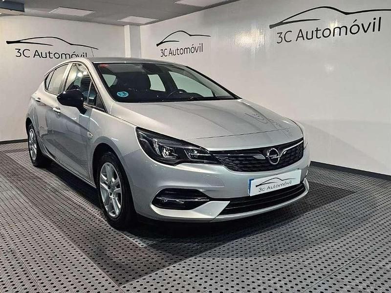 Gris / plata Usado 2021 Opel Astra Edition Berlina | 11.500 € (Buen precio) - Imagen 1/4