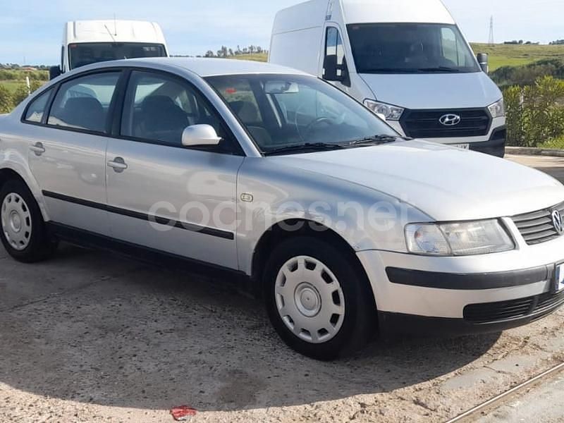 Usado VW Passat Highline 125 CV (91 kW) 1999 Gris / plata Berlina