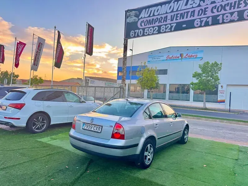 Usado VW Passat Comfortline 130 CV (95 kW) 2002 Gris / plata Berlina