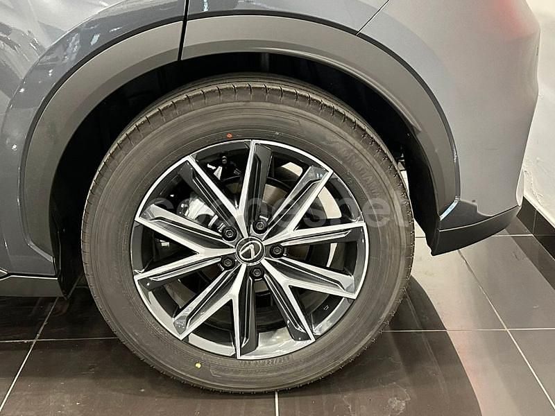 Usado Lexus LBX 136 CV (100 kW) 2024 Gris / plata SUV