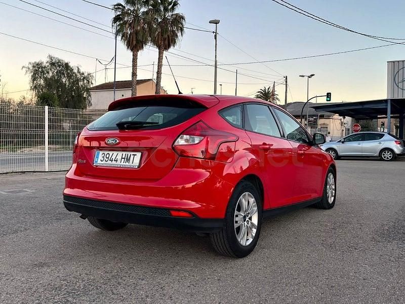 Usado Ford Focus Trend 95 CV (69 kW) 2013 Rojo Berlina