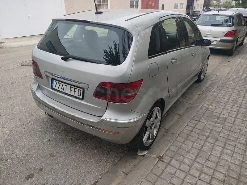 Usado Mercedes B200 140 CV (102 kW) 2006 Gris / plata Monovolumen