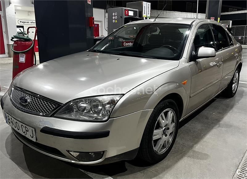Usado Ford Mondeo Ghia 130 CV (95 kW) 2004 Beige Berlina