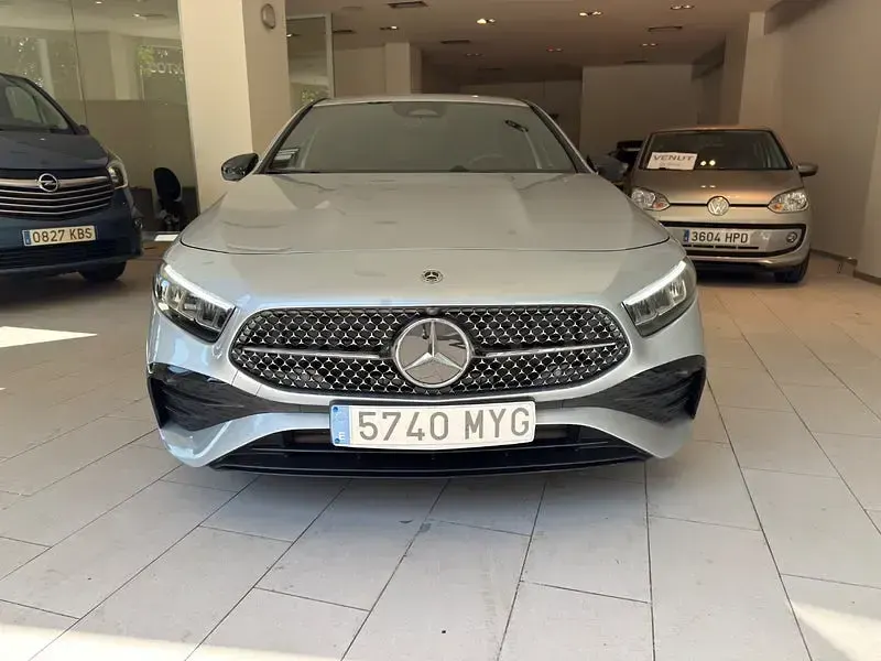 Usado Mercedes A200 150 CV (110 kW) 2025 Gris / plata Berlina