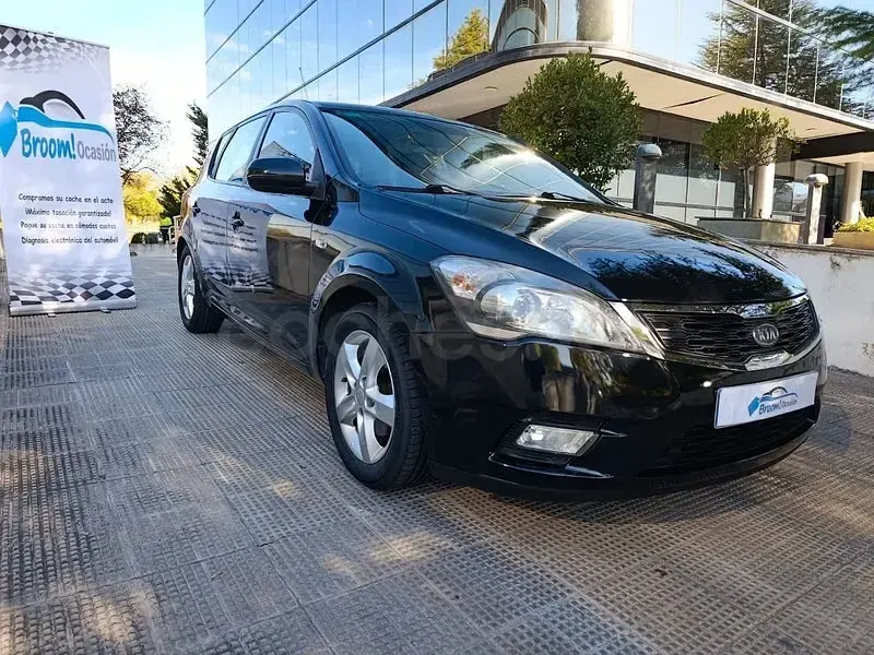 Usado Kia Ceed Active 126 CV (92 kW) 2010 Negro Utilitario