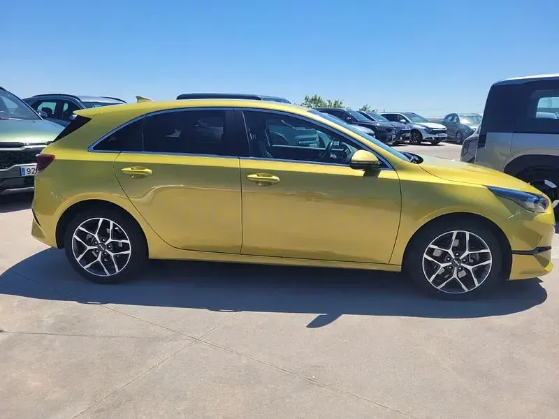 Usado Kia Ceed 100 CV (73 kW) 2022 Amarillo Utilitario