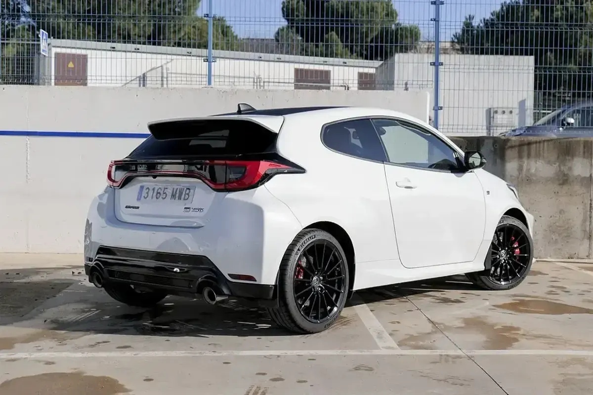 Usado Toyota Yaris 280 CV (205 kW) 2024 Blanco Berlina