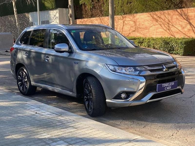 Usado Mitsubishi Outlander P-HEV 203 CV (149 kW) 2017 Gris / plata SUV