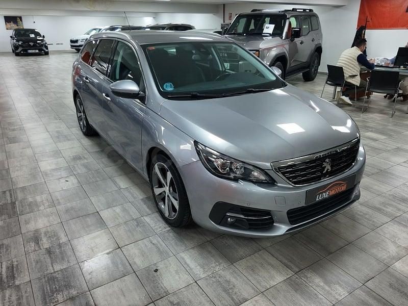Usado Peugeot 308 SW Allure 130 CV (95 kW) 2019 Gris / plata Familiar