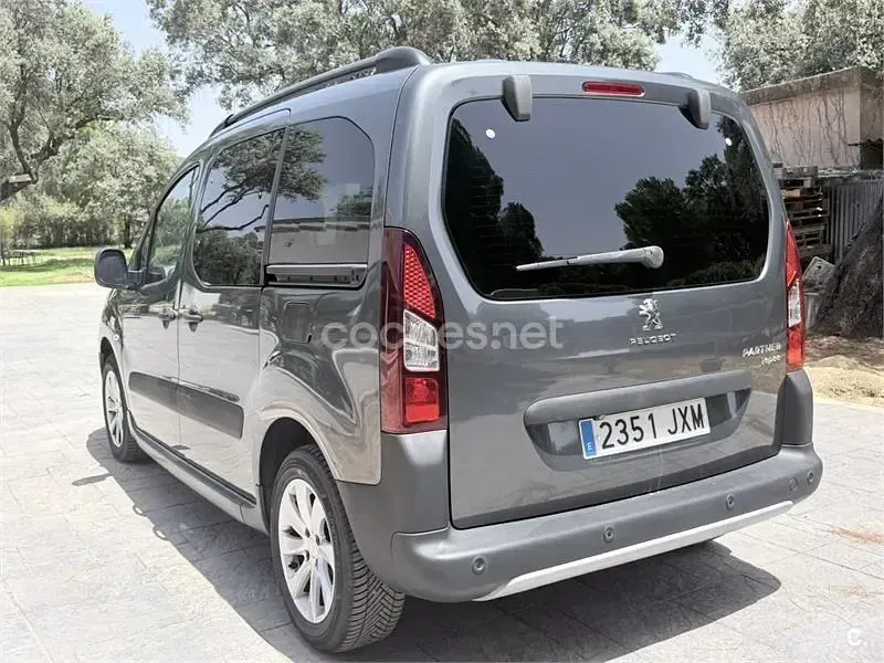 Usado Peugeot Partner Tepee Outdoor 120 CV (88 kW) 2016 Gris / plata Monovolumen