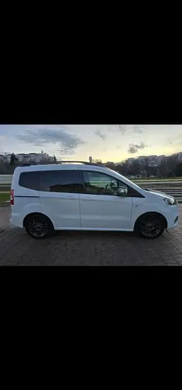 Usado Ford Tourneo Titanium 101 CV (74 kW) 2021 Blanco Van