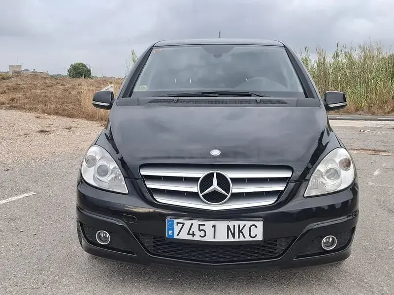 Usado Mercedes B180 109 CV (80 kW) 2011 Negro Utilitario