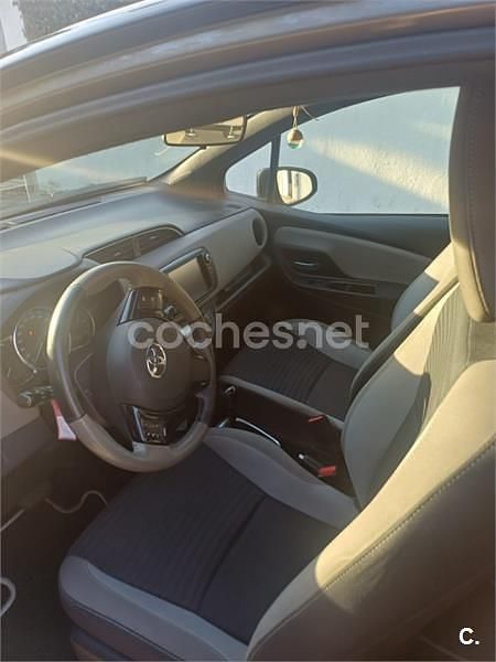 Gris / plata Usado 2017 Toyota Yaris Hybrid Edition Berlina | 11.900 € (Buen precio) - Imagen 1/4