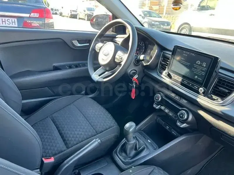 Usado Kia Rio 120 CV (88 kW) 2020 Granate Berlina