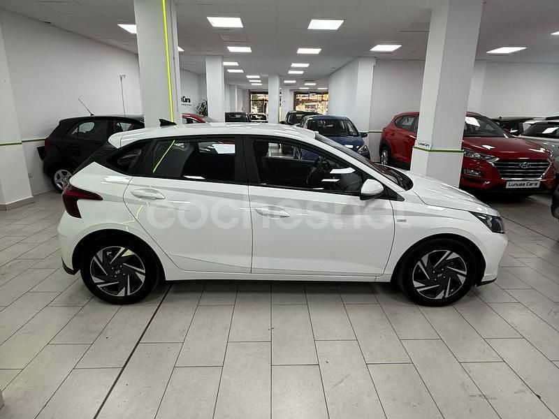 Usado Hyundai i20 100 CV (73 kW) 2022 Blanco Berlina