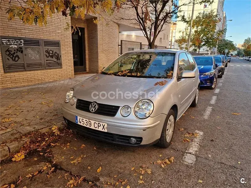 Usado VW Polo Trendline 75 CV (55 kW) 2004 Gris / plata Utilitario