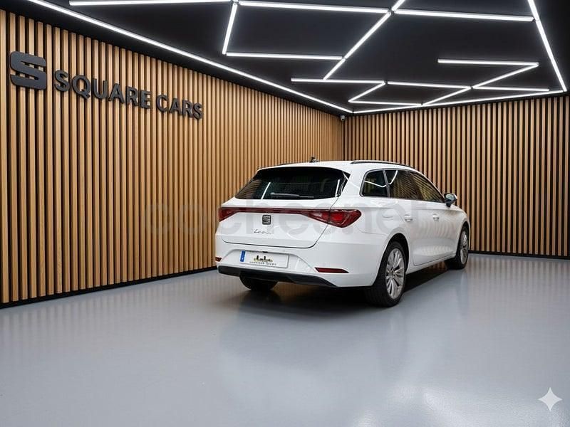 Usado Seat Leon Style 150 CV (110 kW) 2022 Blanco Familiar